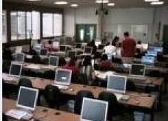 Immagine che illustra aula con pc